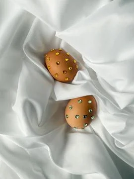 Two Easter eggs decorated with rhinestones. New design vision on Christian .. Foto stock