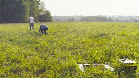 Two ecologist making looking for place Video stock 95423624