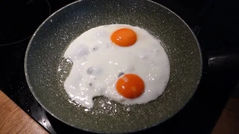 Two eggs being fried in a pan 動画素材 138591555