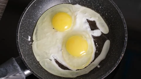 Two eggs frying on pan, top view Vídeo Stock 321954565