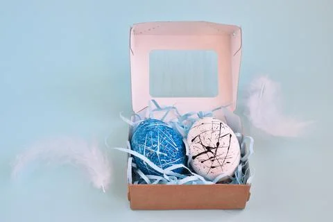 Two eggs in a paper box. Hand made. An Easter gift. Foto stock