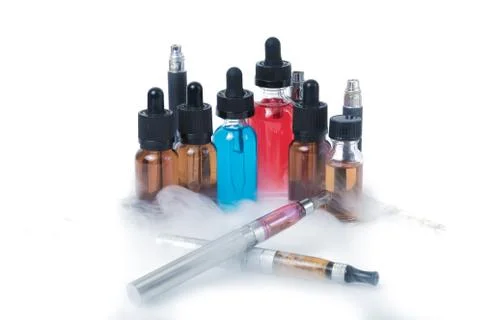 Two electronic cigarettes with glass e-liquid bottles with smoke on white bac Foto stock