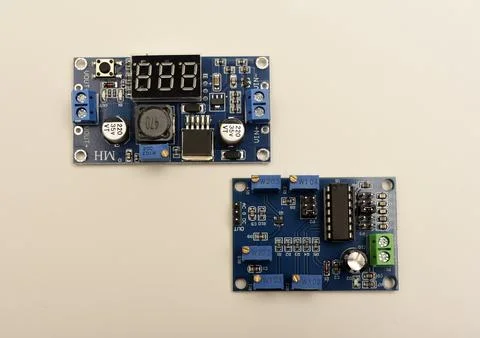 Two electronic devices on a blue printed circuit board. A small electronic .. Foto stock