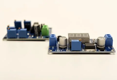 Two electronic devices on a blue printed circuit board. A small electronic .. Foto stock