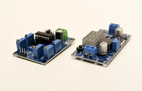 Two electronic devices on a blue printed circuit board. A small electronic .. Foto stock