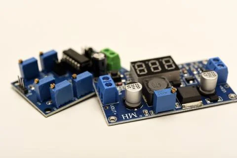 Two electronic devices on a blue printed circuit board. A small electronic .. Foto stock