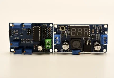 Two electronic devices on a blue printed circuit board. A small electronic .. Foto stock