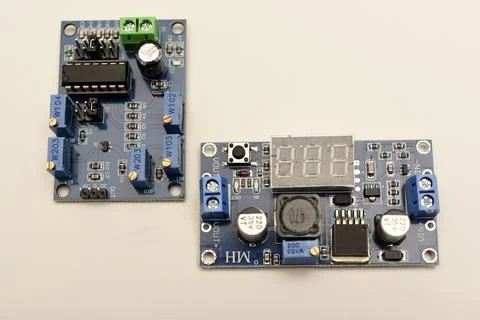 Two electronic devices on a blue printed circuit board. A small electronic .. Foto stock