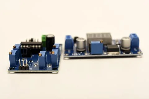 Two electronic devices on a blue printed circuit board. A small electronic .. Foto stock