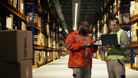 Two employees checking parcel status on package tracking interface Vidéo 332907325
