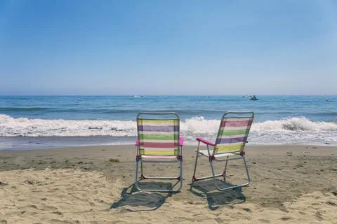 Two empty chairs on the seashore. Foto stock