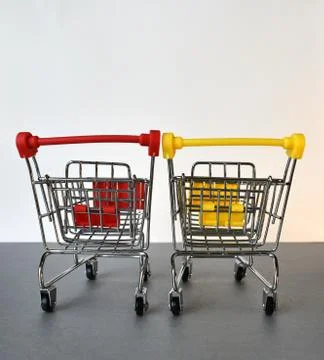Two empty supermarket carts, located next to each other. Foto stock