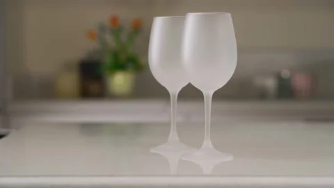 Two empty wine glasses in the kitchen. White wine glasses. Vidéo 173546484