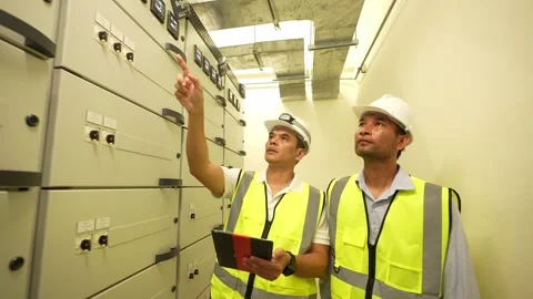 Two Engineer  check the lighting control room Видео 280732563