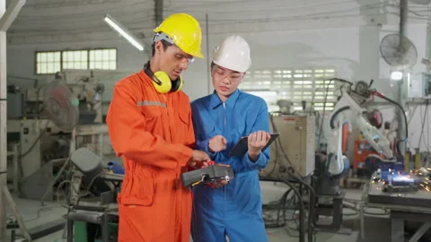 Two engineer control robot and discuss together Видео 152982053