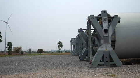 Two engineers are talking about wind turbine system  Vídeo Stock 127913511