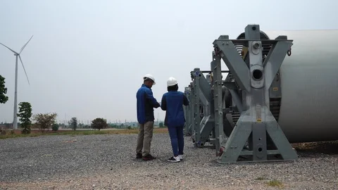 Two engineers are talking about wind turbine system  Vídeos de archivo 127915118