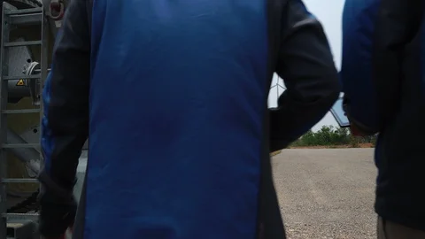 Two engineers are talking about wind turbine system  Vidéo 127916863