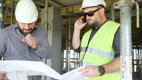 Two engineers browsing building project. Slider shot right. Vídeo Stock 70786808