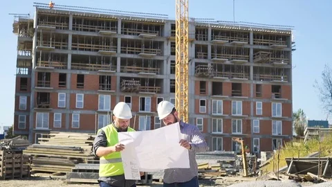 Two engineers consulting building project. Vidéo 70784482