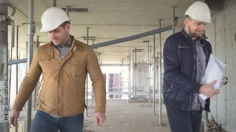 Two engineers consulting building project and shake hands. Vídeo Stock 72358375