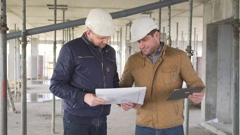 Two engineers consulting building project and make photo by tablet. Vidéo 72358856