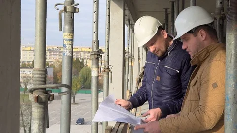 Two engineers consulting next building work. Vídeo Stock 72359603