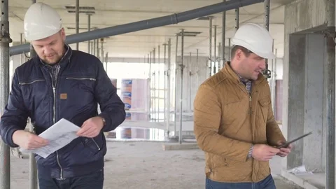 Two engineers discussing about building work and shake hands. Vídeo Stock 72358936