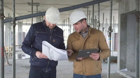 Two engineers meet at construction and consulting building project on tablet. Vidéo 72358679