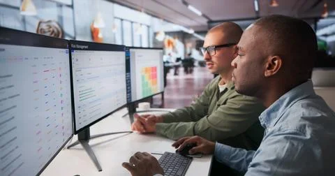 Two Enterprise Risk Managers Use Computer Tools Analyzing Financial Data Coll Stockfoto's