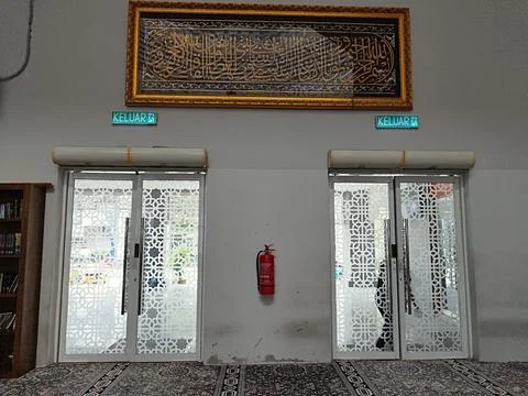 Two entrances coming out of patterned mirrors in a mosque Stock-Fotos