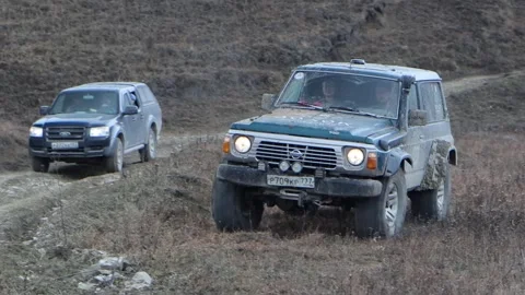 Two expedition SUV goes through mountains off-road Video stock 252634601