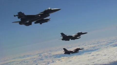 Two F-16 fighter jets fly in formation. Video stock 74811637
