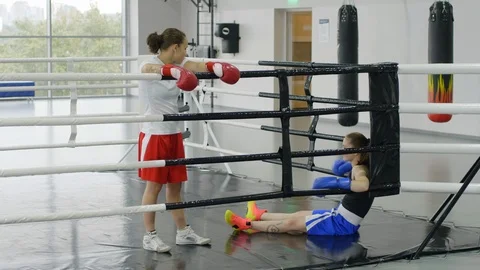 Two Female Boxers Talking during Break on Ring Vidéo 119087845