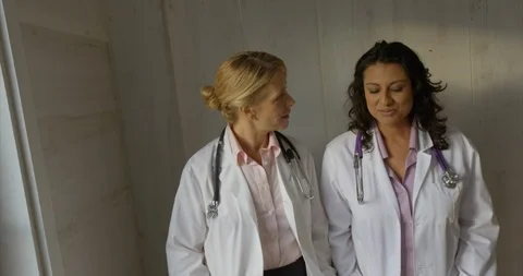 Two female doctors talking. Vidéo 88376094
