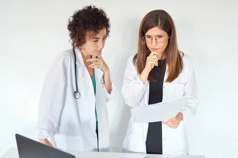 Two female doctors thinking about medical treatment Foto stock