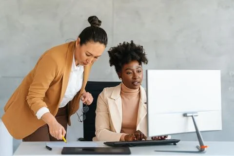 Two female entrepreneurs using computer for a productive business meeting i.. Foto stock