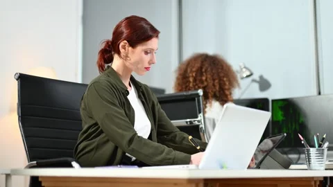 Two female fintech developers collaborating on finance apps, data analytics.. Video stock 312603046