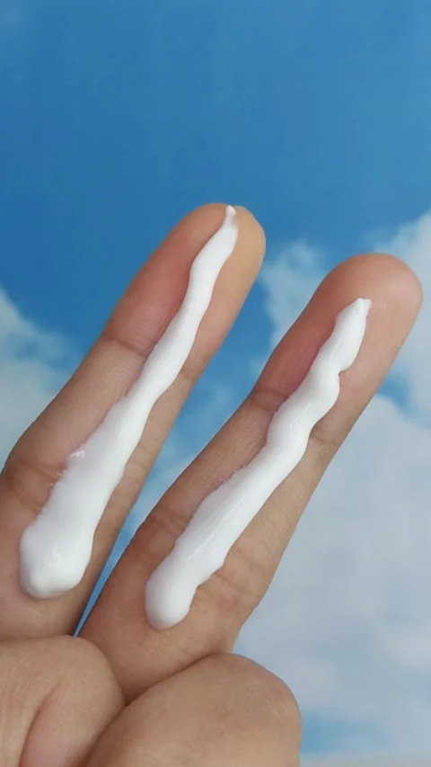 Two fingers gently moving with white cream on skin. Intimacy and skincare h.. Vídeos de archivo 331255096