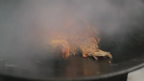 Two fish with the head fried in a saj pan. Vidéo 167114739