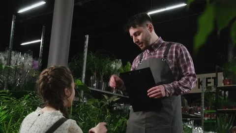 Two florists making an inventory of flowers in a shop Vidéo 170875587