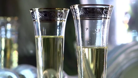 Two Flutes with Champagne. Slowmo Vídeo Stock 71336791