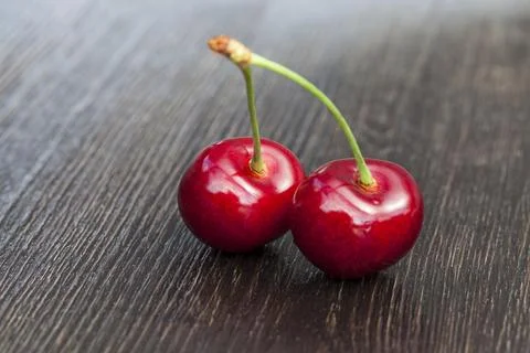 Two fresh red cherries Foto stock