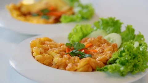 Two fried eggs Thai style on plate, Bangkok, Thailand. Vídeos de archivo 91160661
