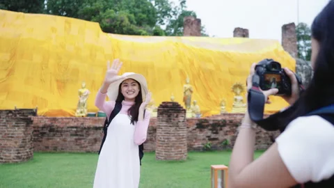 Two friends Backpack toured Buddhism and took happy pictures. 스톡 동영상 169034838