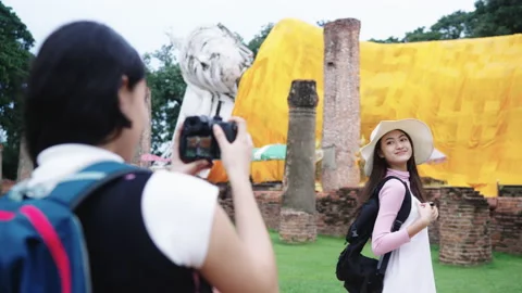 Two friends backpack  toured Buddhism  and took happy pictures. 스톡 동영상 169035593