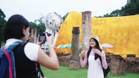 Two friends Backpack, toured Buddhism, and took happy pictures. Stock Footage 169036236