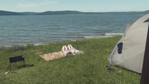 Two friends clinking beer on the beach Video stock 91622202