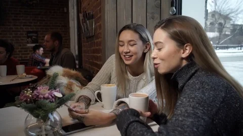 Two friends communicate with in cafe 库存影片 71184222