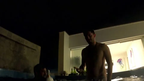 Two friends dancing in the pool at night 库存影片 195995424
